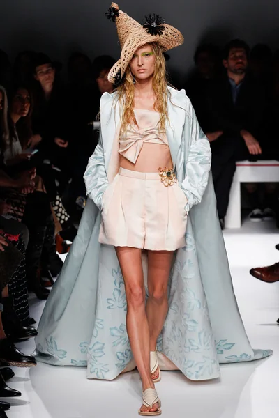 Look 16